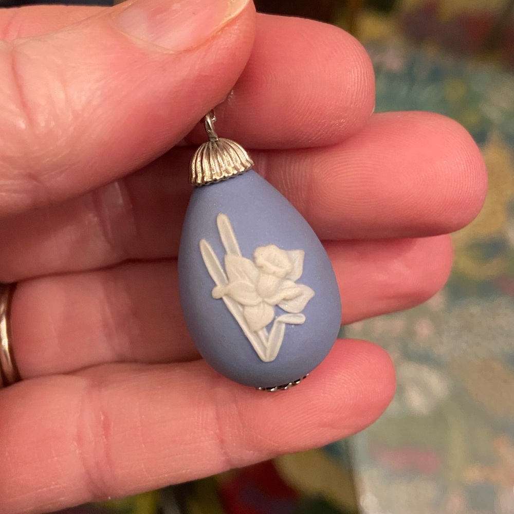 Rare 1980 Wedgwood Jasperware Daffodil Easter Egg Pendant Necklace - Picture 6 of 7